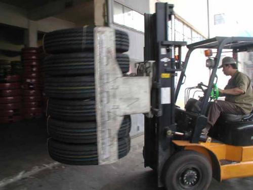 Pneumatikoen aldapak Forklift